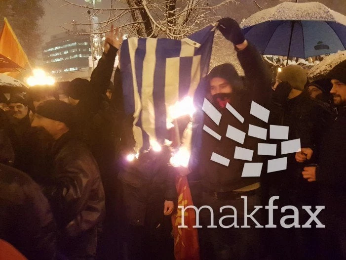 ΕΚΤΑΚΤΟ – Χάος στα Σκόπια – Ακραίοι εθνικιστές πυρπολούν την ελληνική σημαία – Βίντεο, εικόνες